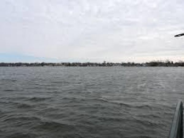 980 Peninsula Drive , Wauconda, IL 60084