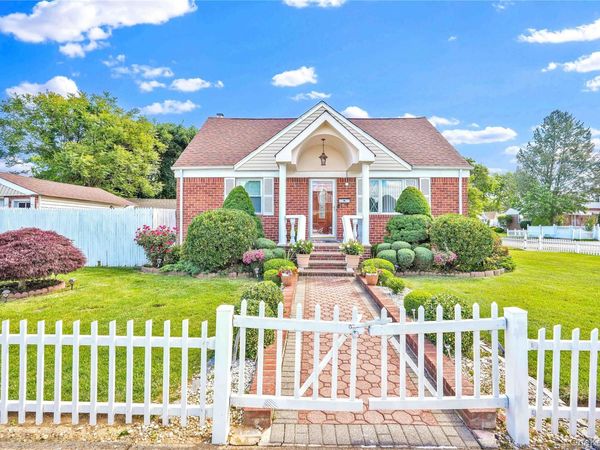 3 Ash Court , Hempstead, NY 11550