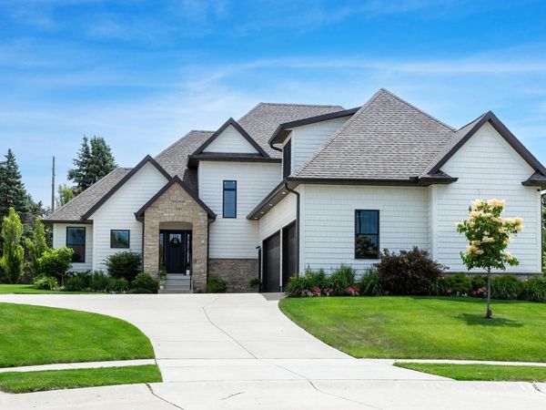 6925 Grover Station , Bettendorf, IA 52722