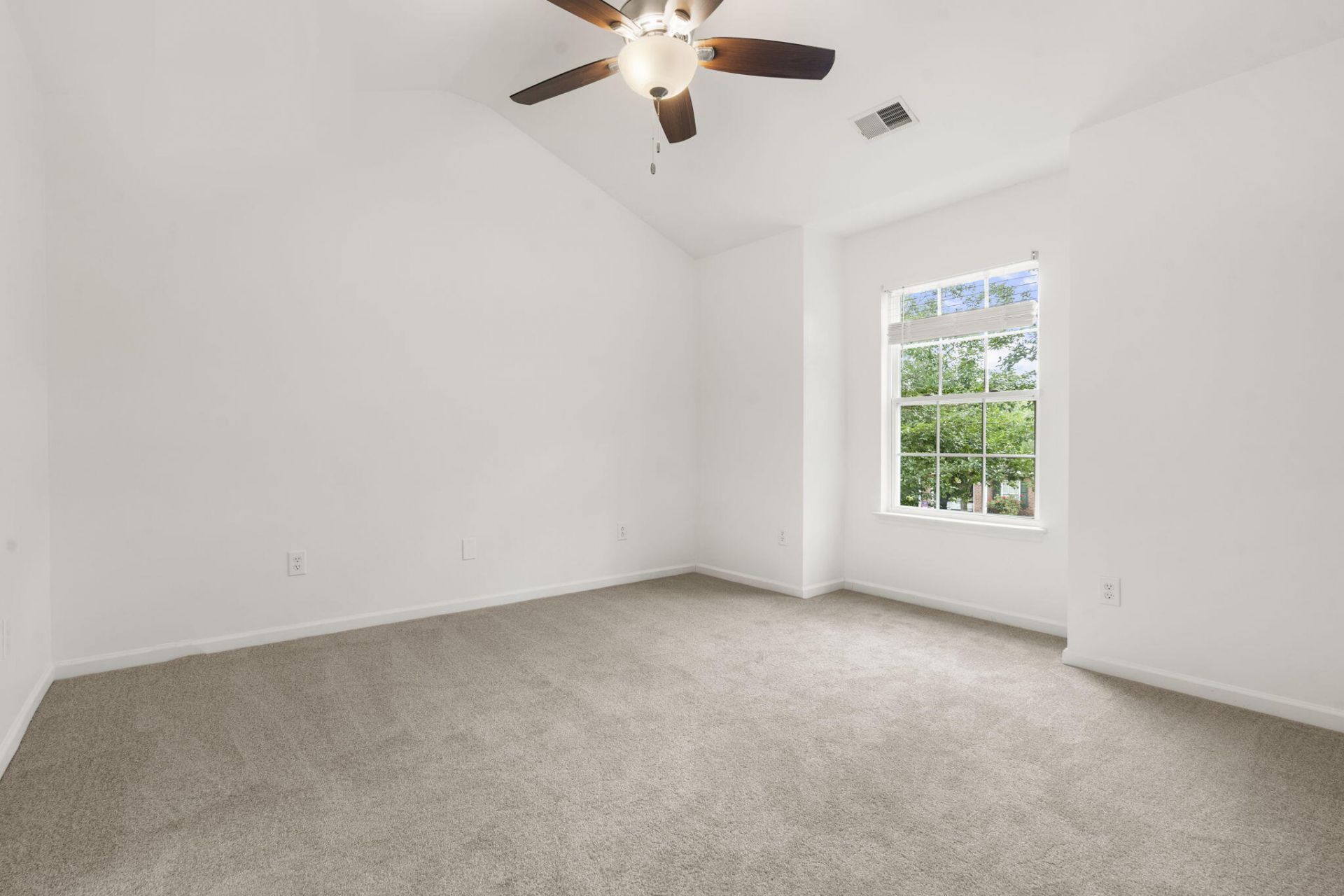 111 Larissa Drive Photo 22