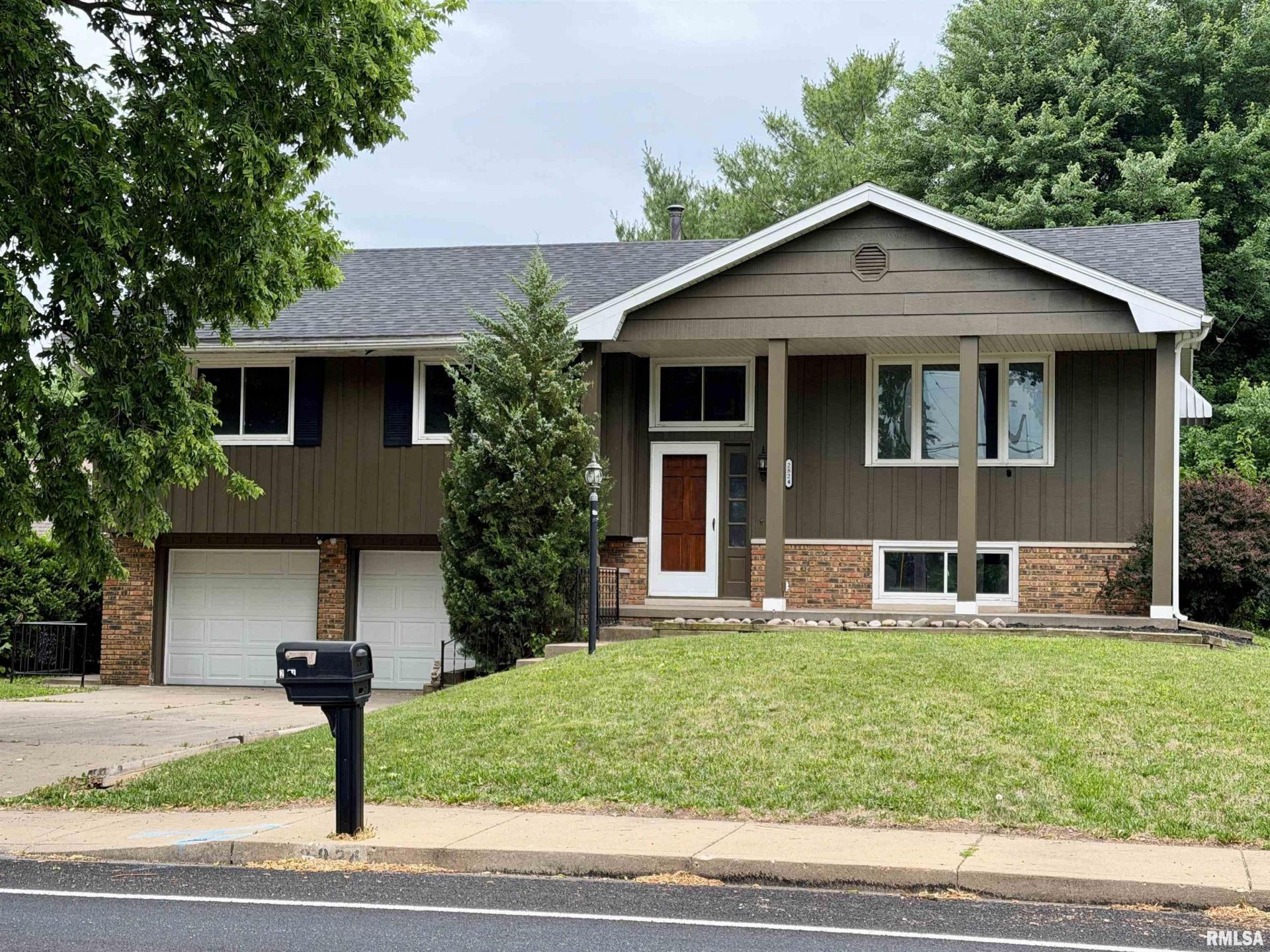 2824 W Rohmann Avenue, West Peoria, IL 61604 Main Photo