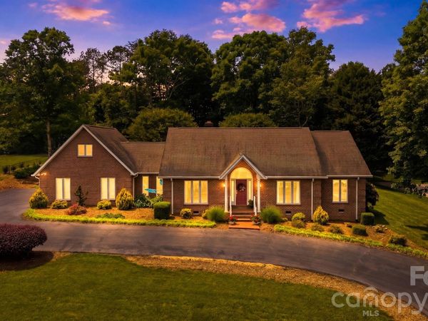 3650 Foxboro Lane NE, Hickory, NC 28601