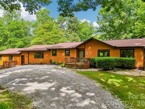 3229 N Bearwallow Road , Hendersonville, NC 28792