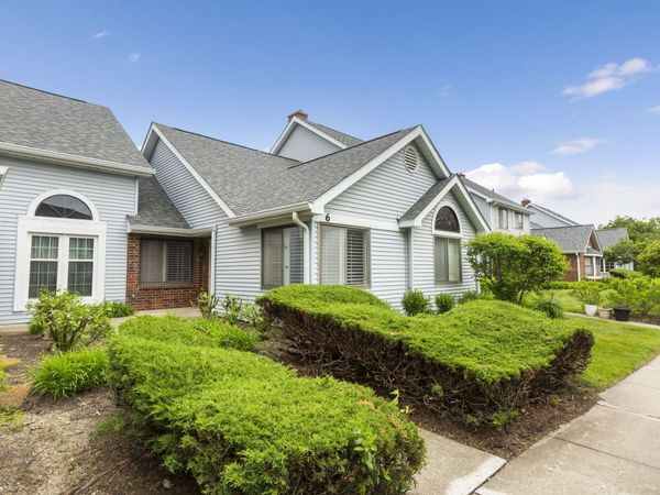 6 Hastings Lane , Unit 6, Lincolnshire, IL 60069
