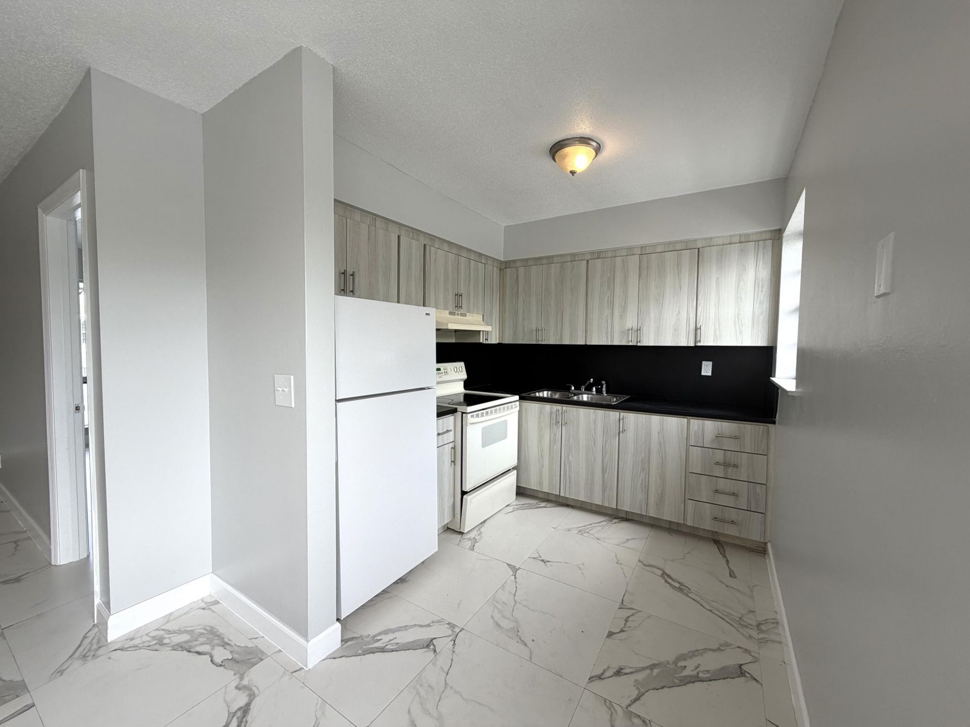 915 NE 8th Street, Unit 202, Hallandale Beach, FL 33009 Photo