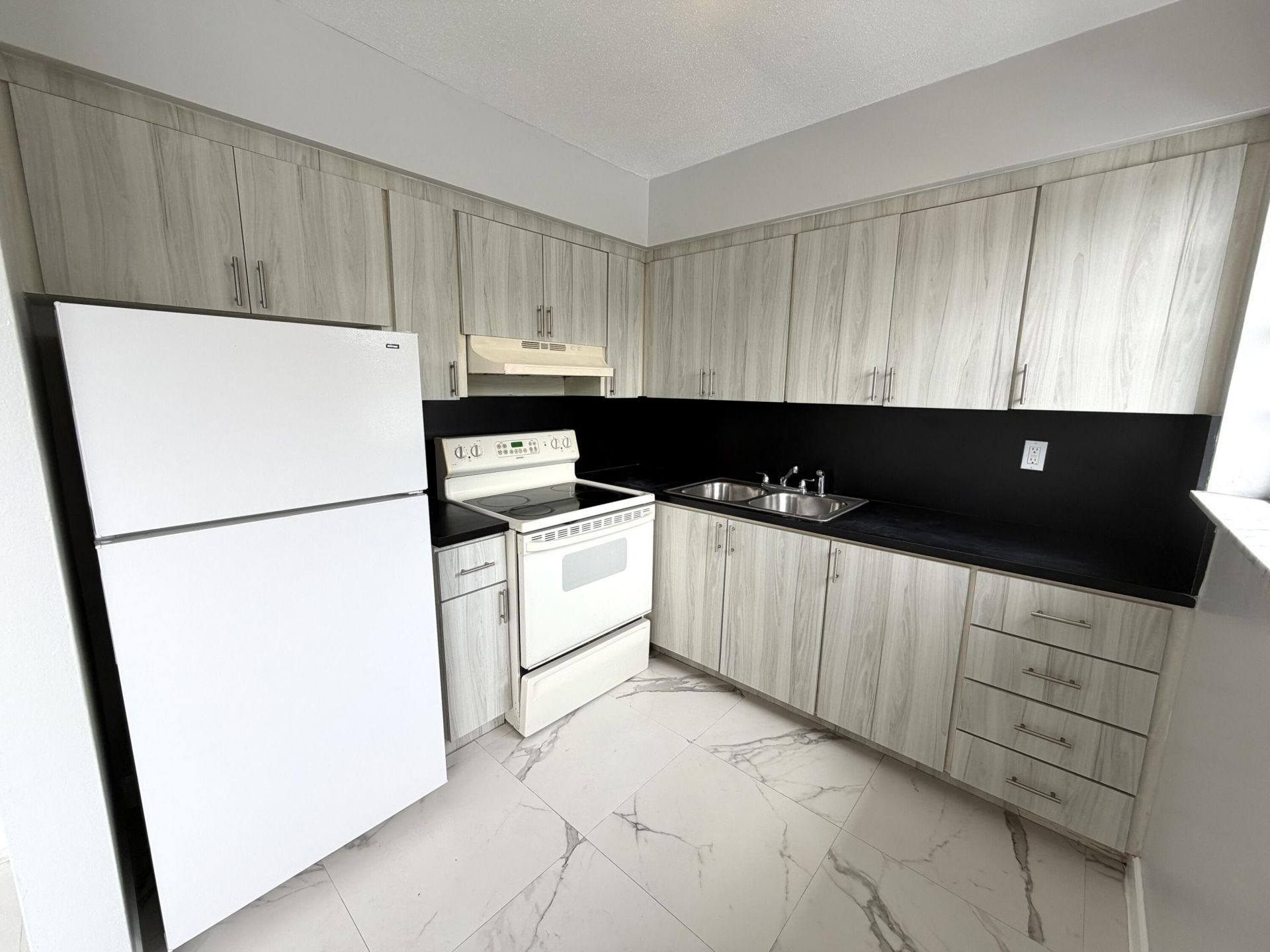 915 NE 8th Street, Unit 202, Hallandale Beach, FL 33009 Photo