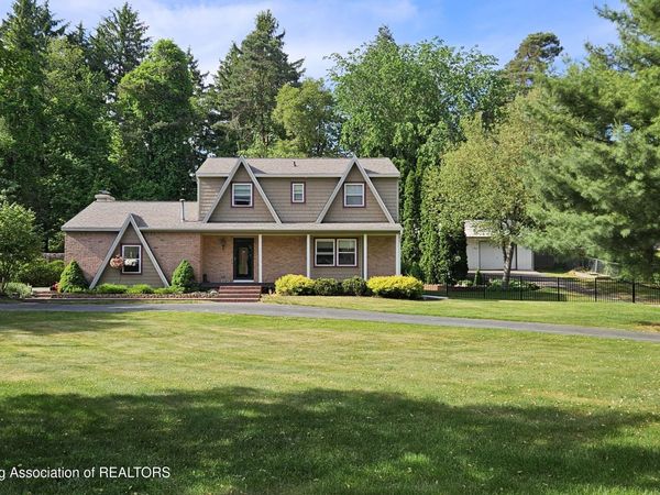 5684 Forest Green Drive, Perry, MI 48872