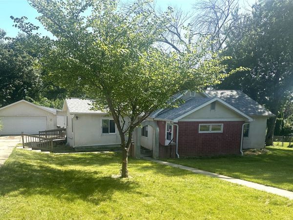 2815 Waveland Dr NW , Cedar Rapids, IA 52405