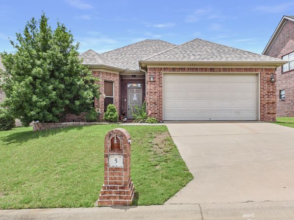 5 Village Way , Maumelle, AR 72113