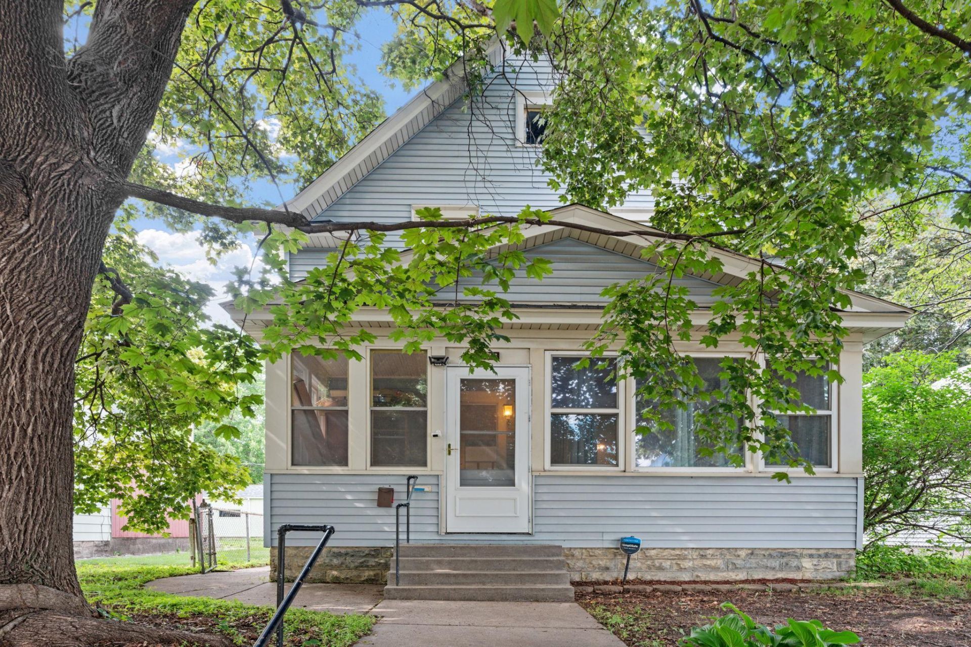 1227 Thomas Avenue , Saint Paul, MN 55104