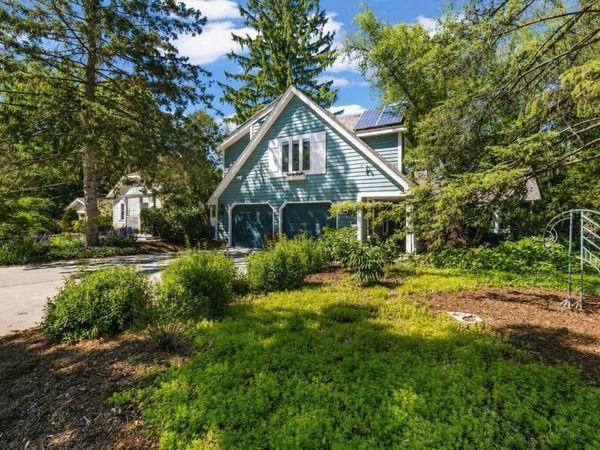 904 W Labelle Ave, Oconomowoc, WI 53066
