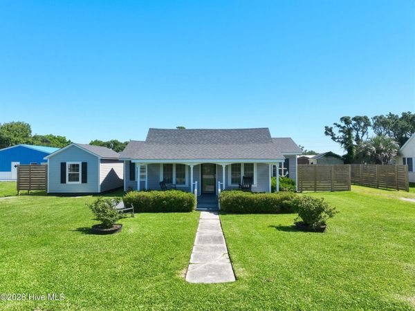 899 Island Road, Harkers Island, NC 28531