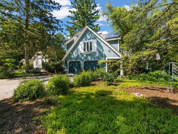 904 W Labelle AVENUE, Oconomowoc, WI 53066