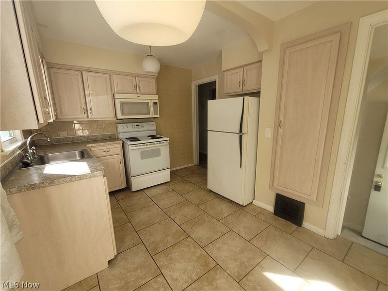 6987 Greenleaf Avenue , Parma Heights, OH 44130 Photo 5