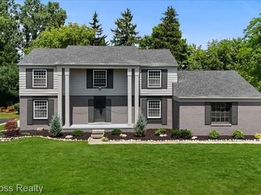 655 S Spinningwheel Lane, Bloomfield Hills, MI 48304