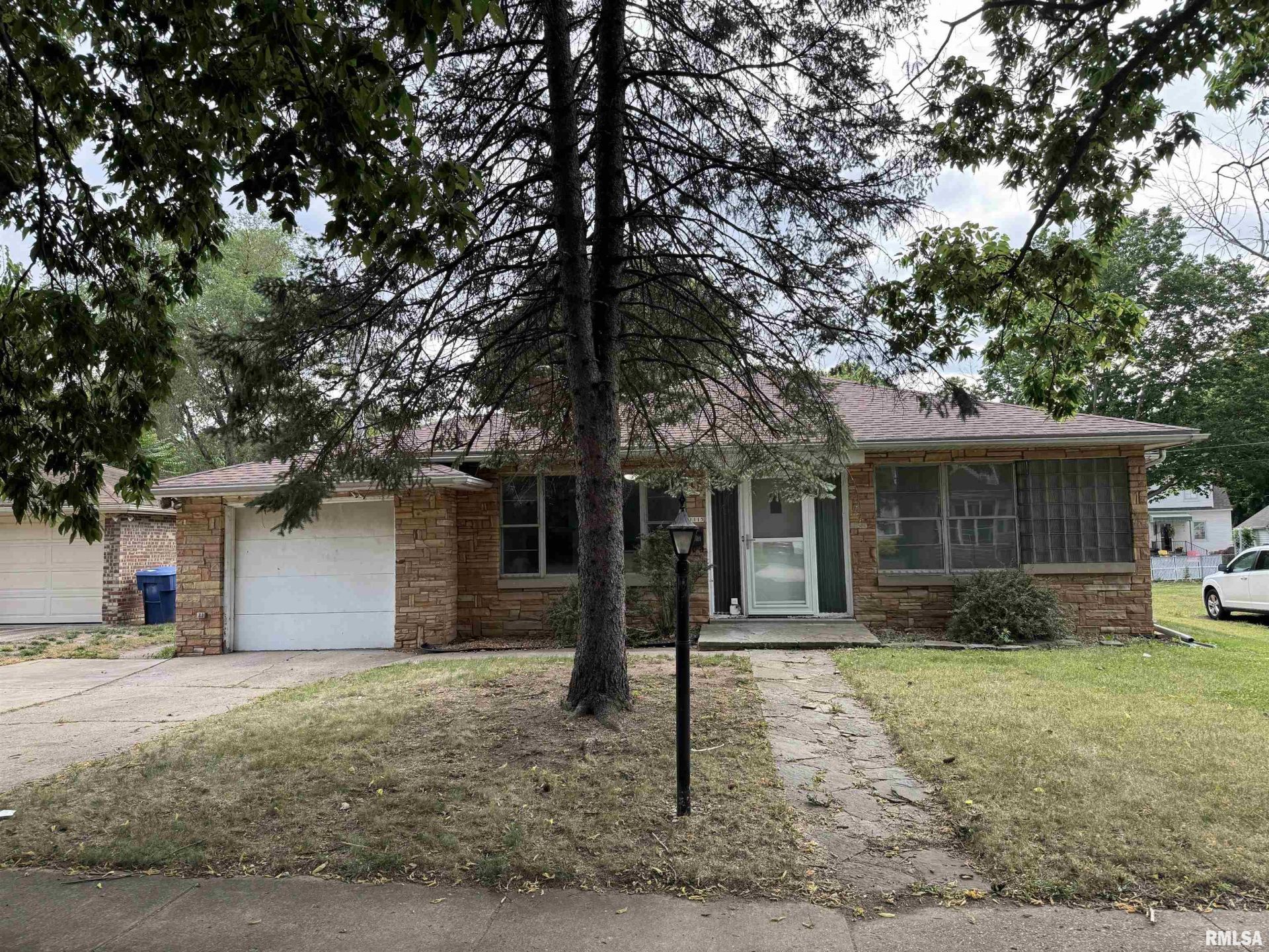 1115 S 9th Street, Pekin, IL 61554 Main Photo