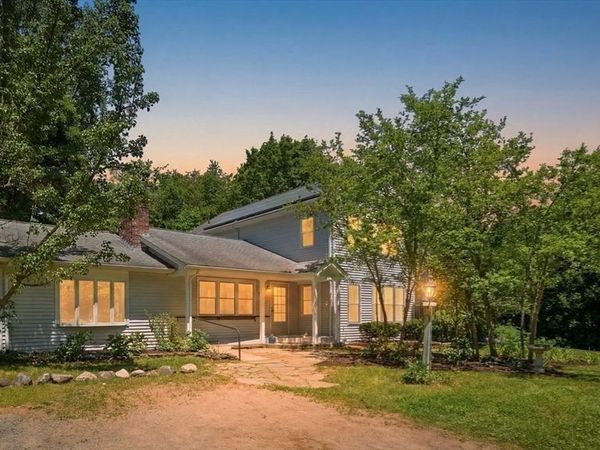 28 Hulst Rd, Amherst, MA 01002