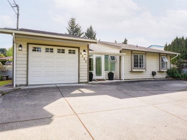 4163 Shelbourne St, Saanich, BC V8N 3E8