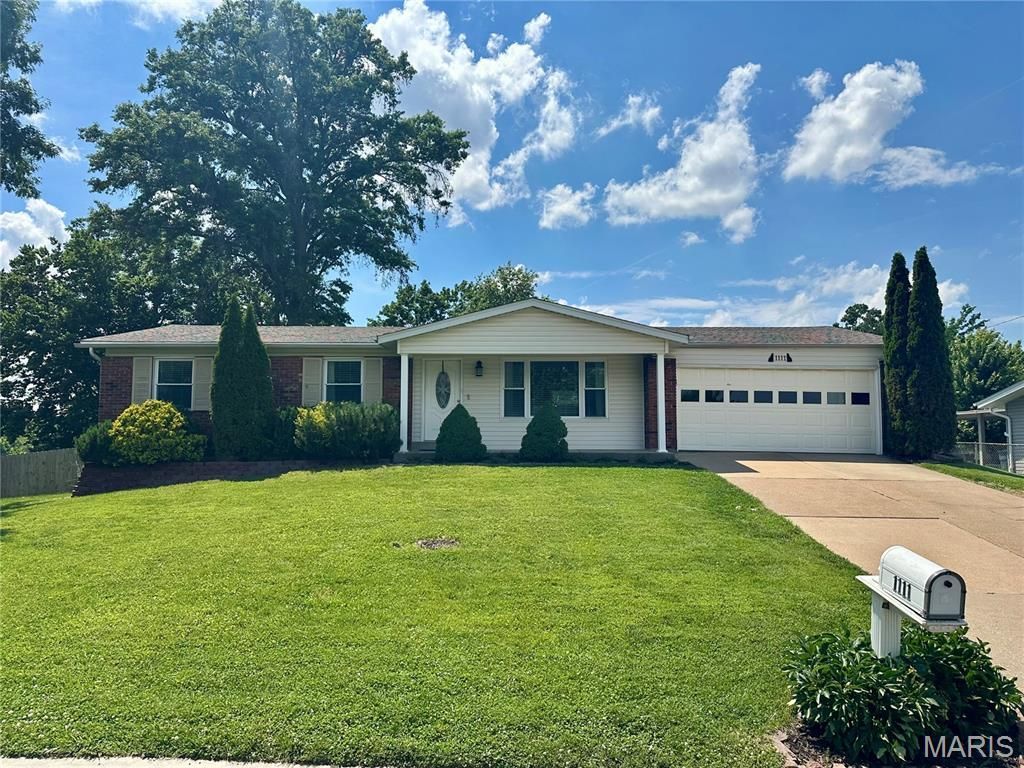 1111 Sandstone Drive, Saint Louis, MO 63146 Main Photo