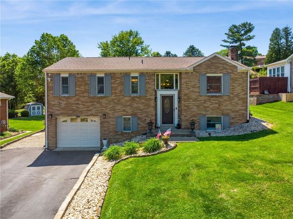 1678 Diane Merle Dr , Irwin, PA 15642