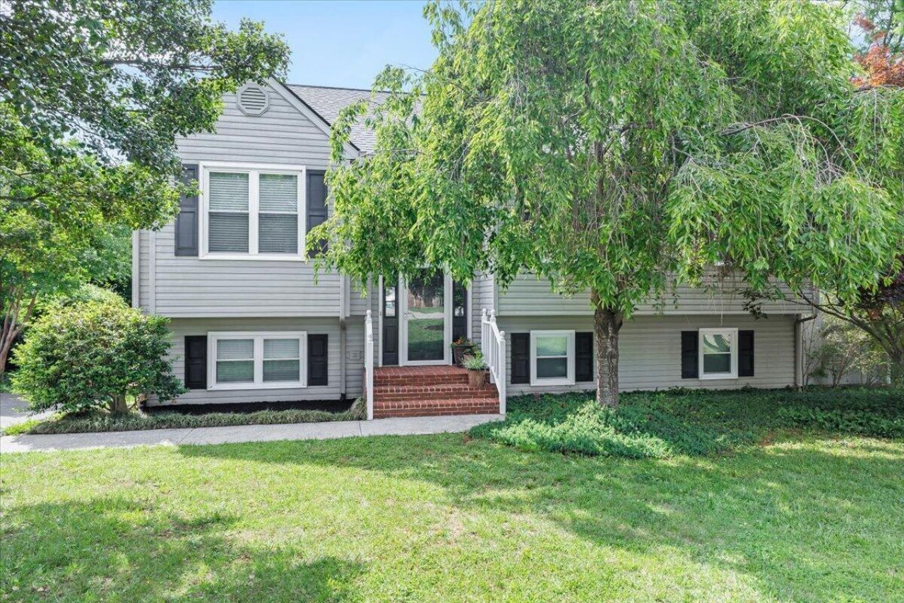 2105 Plum St, Salem, VA 24153 Main Photo