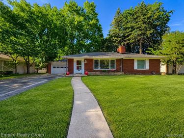 17300 Buckingham Avenue, Beverly Hills Vlg, MI 48025