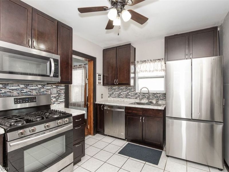 2083 Chesterland Avenue, Lakewood, OH 44107 Photo 7