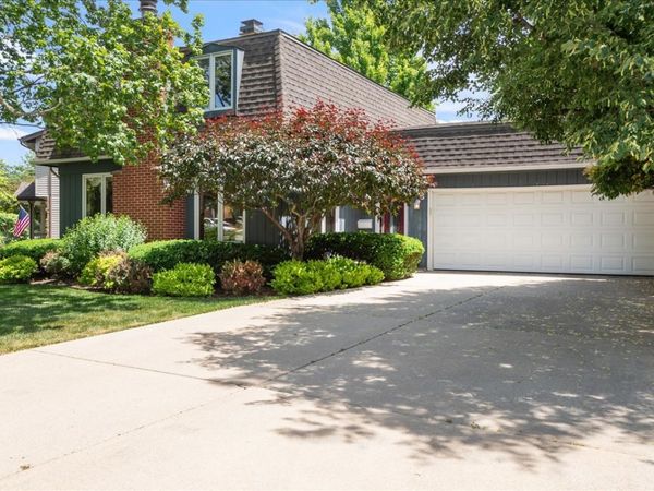 805 NW Holcomb Drive , Mundelein, IL 60060
