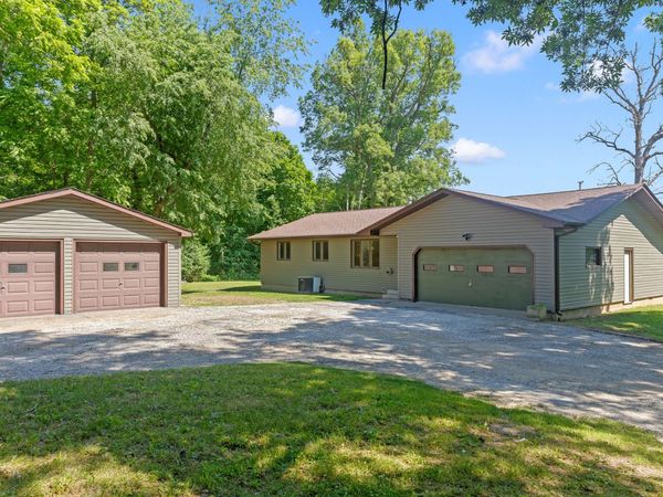 1122 Woodland Lane, Le Claire, IA 52753