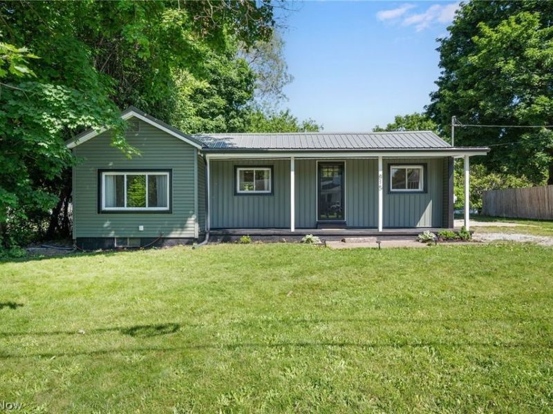 815 E Cassell Avenue, Barberton, OH 44203 Photo 1