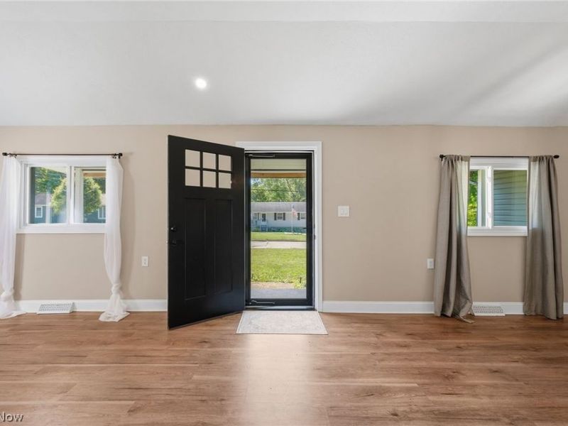 815 E Cassell Avenue, Barberton, OH 44203 Photo 6
