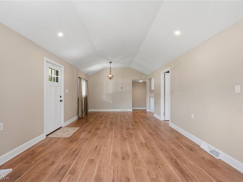 815 E Cassell Avenue, Barberton, OH 44203 Photo 8