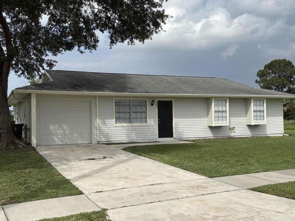 285 NE Floresta Drive, Port St. Lucie, FL 34983