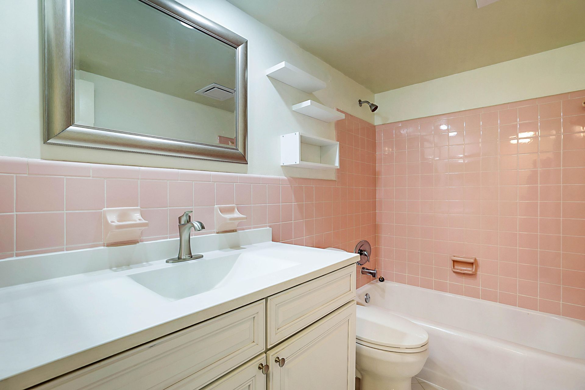 230 N Federal Highway, Unit 305, Deerfield Beach, FL 33441 Photo
