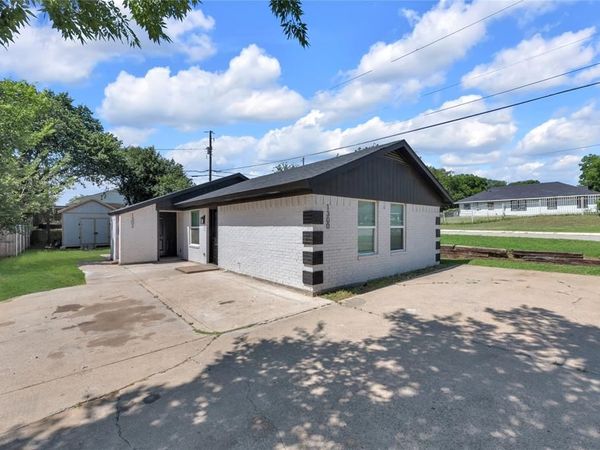 1300 E Fogg Street , Fort Worth, TX 76115