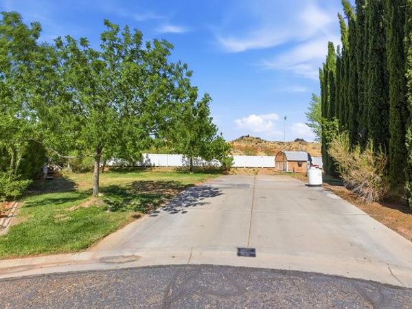 43 N VOLCANO ST, Hurricane, UT 84737