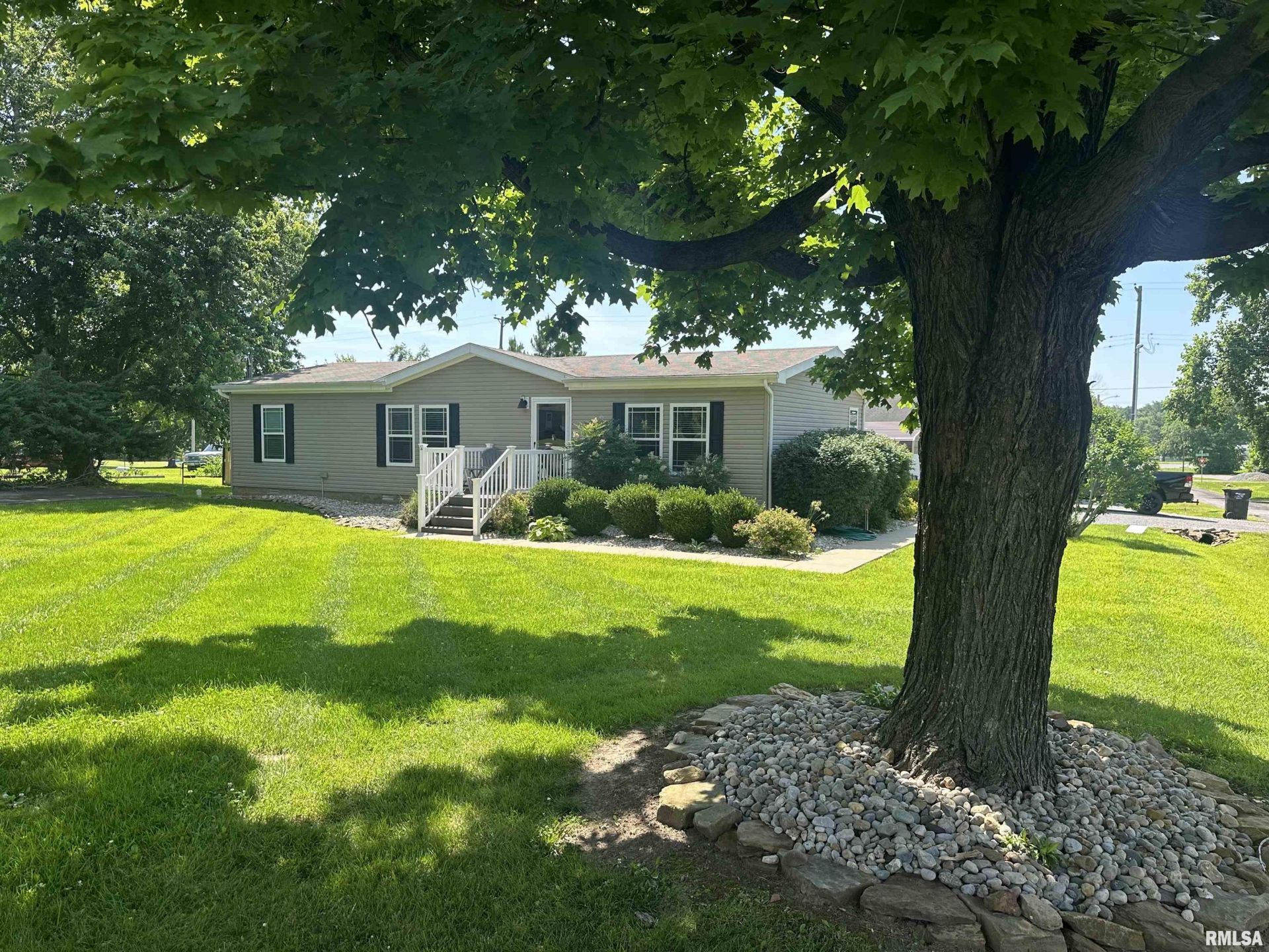 128 Walnut Street, Stonefort, IL 62987 Main Photo