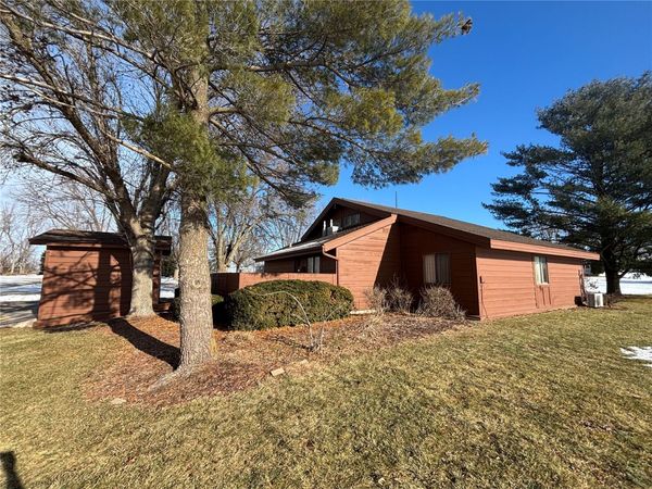 1514 1st Ave, Belle Plaine, IA 52208