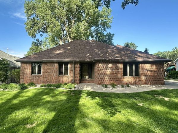 716 E SAINT ANDREWS CIR, Dakota Dunes, SD 57049