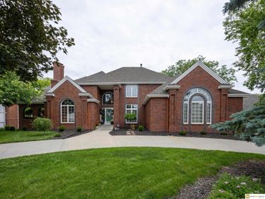 16432 Leavenworth Circle, Omaha, NE 68118