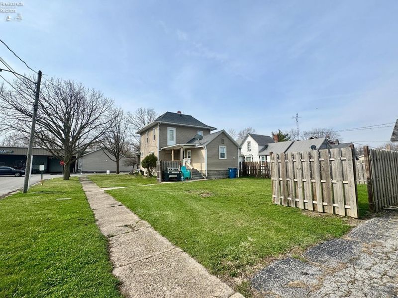 302 W 2nd Street, Port Clinton, OH 43452 Photo 3