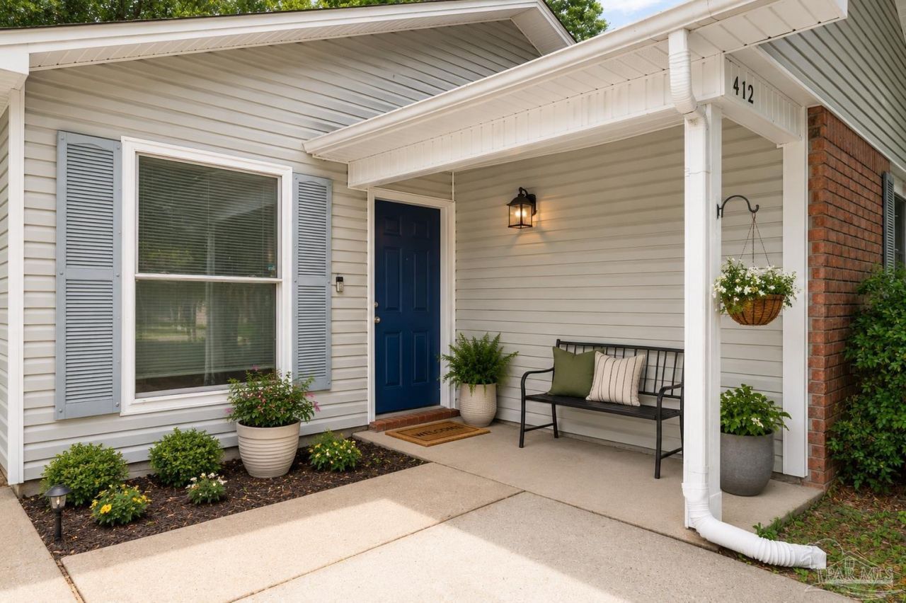 412 Oak Knoll Ln, Pensacola, FL 32506 Main Photo