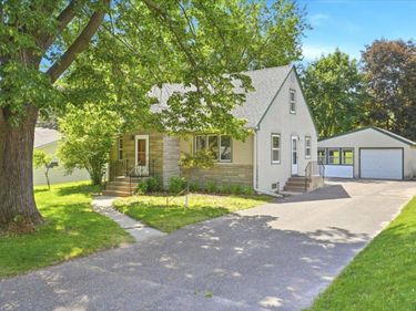 568 Shryer Avenue W, Roseville, MN 55113