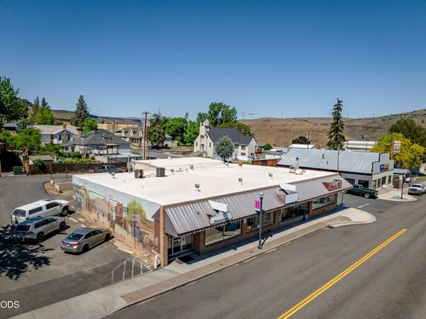 502 Deschutes Avenue, Maupin, OR 97037