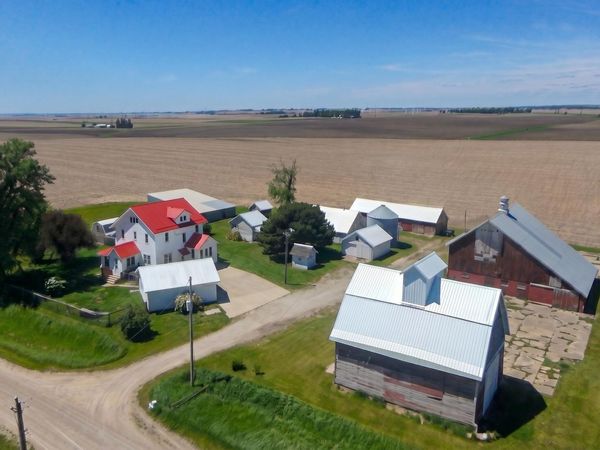 1542 V Avenue, Dysart, IA 52224
