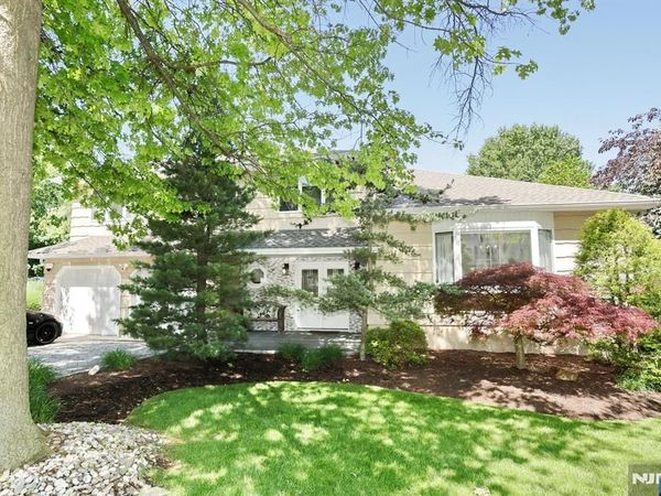 517 Pine Hill Road, LEONIA, NJ 07605