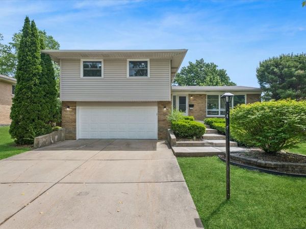 15209 Linden Drive, Oak Forest, IL 60452