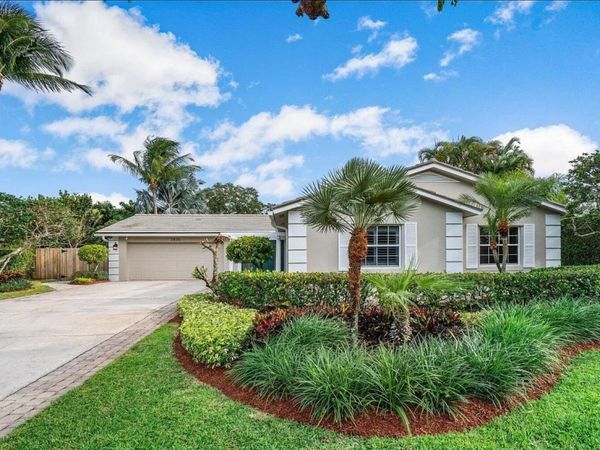 2436 Holly Lane NE, Palm Beach Gardens, FL 33410