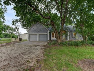 28385 Woodland Road, Paola, KS 66071