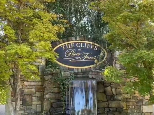 102 Forest Place , Forsyth, GA 31029